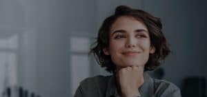 Woman with chin on fist smiling